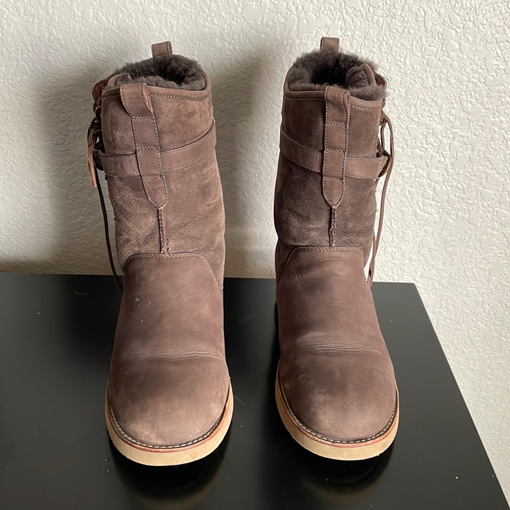 Brown fluffy Ugg boots(9)